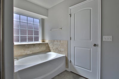 Master Tub. 3br New Home in Norman, OK