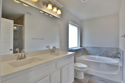 Master Bath. 4br New Home in Norman, OK
